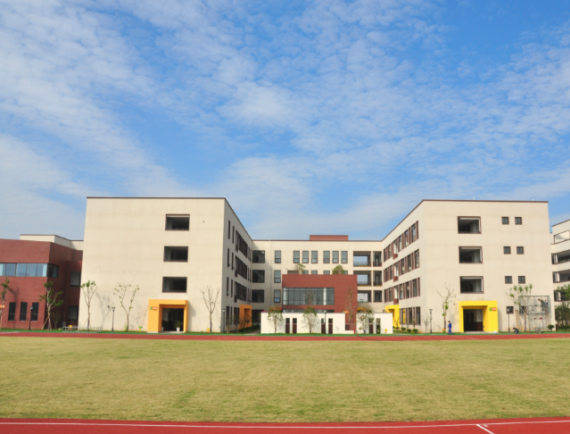 路灯信号灯与地下管网同步配齐为校区师