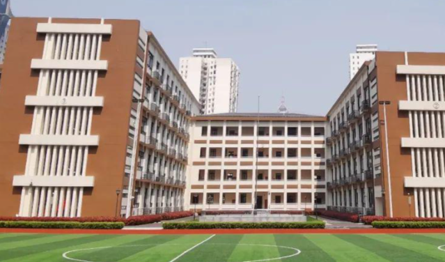 路灯信号灯与地下管网同步配齐为校区师生出行系牢安全带